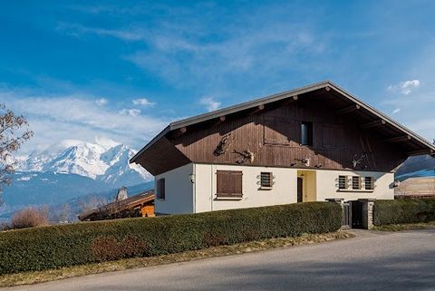 Tops of Combloux. Exceptional view of Mont-Blanc. Historic chalet of the famous architect Henry Jacque Le Meilleur. Living area 240 sqm. Comprising: Double living room opening onto large terrace with Mont-Blanc view, fireplace, kitchen, 5 bedrooms, 2...