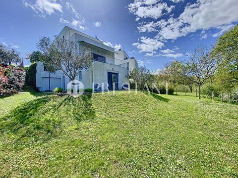 À Saint-Jean-de-Luz, découvrez cette maison contemporaine de 170 m² avec une vue imprenable sur la nature, à seulement 10 minutes des plages et du centre-ville ! Nichée dans un quartier résidentiel calme et récent, cette maison moderne, construite en...