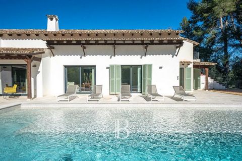 BARNES MALLORCA presenteert deze prachtige villa met een unieke architectuur, volledig gerenoveerd in 2022. De woning bevindt zich aan de rand van de golfbaan van Son Vida, de meest prestigieuze woonwijk van Mallorca. Slechts 10 minuten van het stads...