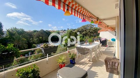 Located in a residence with swimming pool, 10 min walk from the port and the Place des Lices. Orpi offers you this magnificent 3-room apartment of approximately 98 m2. This apartment and completely renovated consists of an entrance with dressing room...