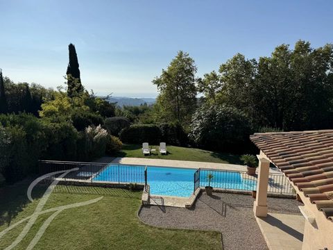 In einem beliebten Wohngebiet liegt diese elegante provenzalische Villa von ca. 158 m² mit 4 Schlafzimmern. Sie befindet sich auf einem 1.500 m² großen Landschaftsgrundstück und profitiert von einem Pool, einem atemberaubenden Meerblick und einer grü...