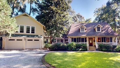 Are you looking for a charming cozy home in the heart of Old Town Bluffton? You found it! Tucked away in the Historic District of Old Town Bluffton ~ a rare find. With mature landscapes, tranquil views of Heyward Cove, and a serene atmosphere, the be...