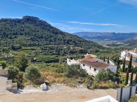 Rechteckiges Grundstück zum Verkauf in der Urbanisation Monte Pego. Es befindet sich in der Gemeinde Rafol de Almunia. Es ist sichtbar abfallend und überblickt den Berg.