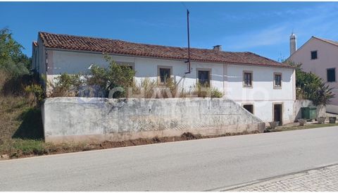 Ancienne maison V4 avec 2 étages à réhabiliter, avec garage, remise et rangement. Terrain avec 3. 640 m2 de surface totale. Propriété située à côté de la EN110, à quelques km de l'A13. Situé à 15 km de Tomar et à 9 km de Ferreira do Zêzere. Performan...