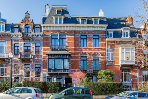 Ideally located on a charming street in the Ixelles Ponds district, one of the most sought-after and prestigious areas of Brussels, known for its beautiful eclectic Art Nouveau façades. Estate Brazil invites you to discover this magnificent family re...