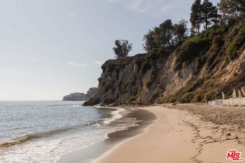 Nichée dans l’enclave très convoitée de Paradise Cove, cette maison est située dans le quartier recherché de Lower Bowl et bénéficie d’un accès direct à l’une des plages les plus privées et pittoresques de Malibu, réputée pour son sable immaculé et s...