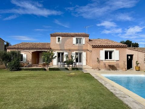 MAUSSANE-LES-ALPILLES AREA Virtual tour available on our website. In the heart of the Alpilles, discover this 190 sqm house offering a privileged living environment, in a quiet setting in a dead end alley. Close to the village center, this villa offe...