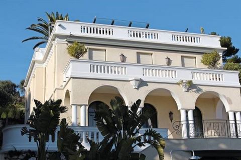 Magnificent art deco villa completely renovated with breathtaking sea & cap ferrat views.Mature 2,600m² garden. Infinity swimming pool. 6 car covered parking spaces.Main house 320m² with roof terrace with 360° panoramic sea & cap ferrat views. Double...