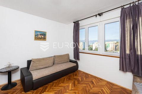 Rijeka, Podmurvice, one-bedroom classic apartment of 22 m² with a sea view. The apartment consists of an entrance hall, kitchen with dining room, spacious bedroom and bathroom. It was partially renovated four years ago - new PVC joinery and a custom-...