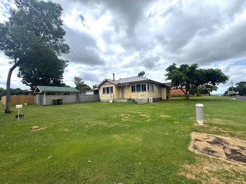 This great 3 bedroom weatherboard home sits high on Hospital Hill overlooking a local flora & fauna reserve. With a Flexible floor plan design and good bones this home is prime for a renovation to make it your own. The home features:- -2 Double size ...