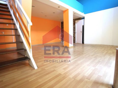 Local comercial de 92,70 m2 en Peniche. Consta de planta baja y sótano. Con baño privado. Excelente ubicación, en el centro de la ciudad, cerca de colegios, comercios, servicios y restaurantes. Se alquila, con una renta mensual de 350 €. *La informac...