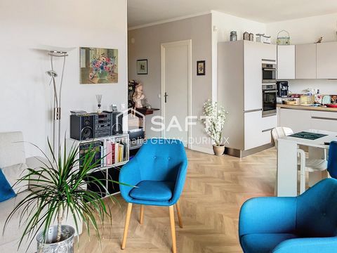 In Tassin, in a quiet, tree-lined residence just a stone's throw from the center, come and discover this superb, tastefully renovated apartment. As soon as you enter, you'll be seduced by its volume and brightness. Located on the top floor, it featur...