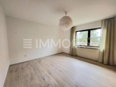 Deze ruime vrijstaande woning overtuigt met een goed doordachte kamerindeling, een fantastische tuin en een goed verbonden locatie in Weiler am Bienen. Het biedt u veel ruimte voor het hele gezin en tal van gebruiksmogelijkheden. Benedenverdieping: K...