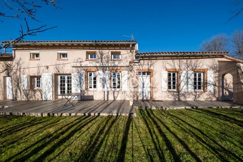 Exclusivité CABINET BEDIN - . Le Cabinet Bedin vous propose une maison familiale de prestige d environ 235m² au cœur d un bel environnement calme à Tarabel. Venez découvrir cette magnifique maison pleine de charme ou authenticité et matériaux de qual...