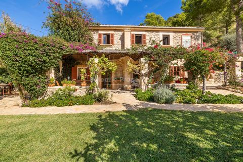 Erleben Sie das mediterrane Paradies in dieser rustikalen Finca in S’Arraco. Das Anwesen liegt auf einem bewirtschafteten Grundstück von knapp 8.000 m² und bietet einen herrlichen Blick ins Grüne. Der Bauernhof verfügt über ein gemütliches Wohnzimmer...