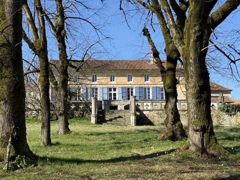 Nathalie Hoefnagels is verheugd u dit prachtige landgoed te kunnen presenteren, gelegen in het dorp op 5 km van Verteillac. Dit schitterende U-vormige LANDHUIS met twee ruime stenen schuren rondom een binnenplaats met tuin, dateert uit de jaren 1750 ...