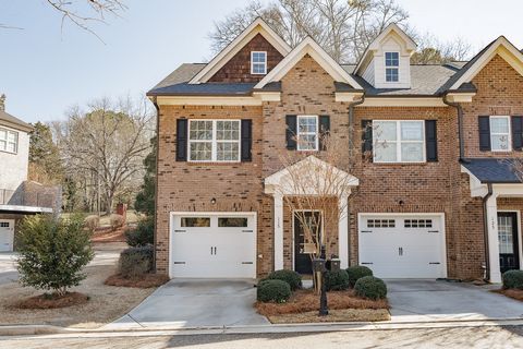 Here's your chance to own a coveted 3-bedroom end-unit condo in the highly desirable Pecan Bluff community in the heart of Watkinsville. With its prime location just minutes from downtown Watkinsville, this home offers easy access to shopping, dining...