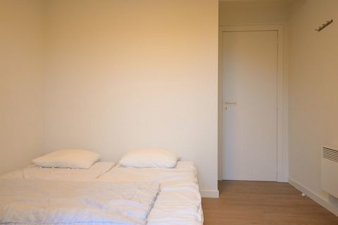 Dieses wunderschön eingerichtete Apartment bietet Gästen einen stilvollen und komfortablen Aufenthalt. Es verfügt über zwei geräumige Schlafzimmer, die auf eine Sonnenterrasse führen und einen entspannenden Außenbereich bieten. Das Apartment ist mode...