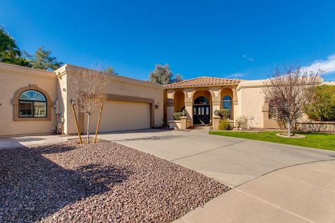 Seltene angebaute Casita! Dieses wunderschön renovierte Haus auf der McCormick Ranch bietet 3.187 m² stilvolle Wohnfläche auf einem weitläufigen Sackgassengrundstück. Im Haupthaus genießen Sie einen vielseitigen Grundriss mit vier Schlafzimmern, drei...