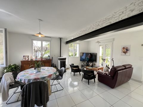 Warm, licht en gerenoveerd familiehuis. Ontdek deze charmante vrijstaande woning van 112 m² in Saint-Laurent-les-Tours (46400), een rustige en groene omgeving op minder dan 4 km van voorzieningen. Ideaal voor een gezin of een stel dat dierbaren wil o...