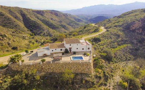 Ce cortijo avec vues infinies se situe dans une réserve naturelle dans les montagnes de Bedar. Cette ferme, entièrement rénovée, se dresse sur un terrain de 4.123 mètres carrés. Elle offre une vue imprenable sur les magnifiques paysages montagneux, l...