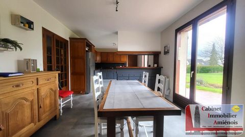  Le cabinet immobilier vous propose cette charmante maison de village d'environ 240 m2 et à seulement 10 mn d'Amiens.   Idéale pour une famille et ou encore pour une activité libérale, située dans une village paisible.   Comprenant au rez-de-chausée ...