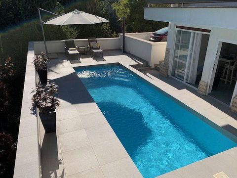 Solide Villa im Zentrum von Opatija, nur 100 Meter vom Meer entfernt! Die Villa profitiert von einem herrlichen Meerblick, einem Swimmingpool und einem bezaubernden grünen Rasen. Die Gesamtnutzfläche beträgt 350 qm. Grundstück um ist 450 qm. Die Vill...