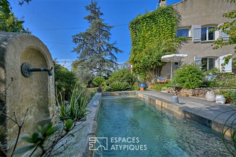 Sur le versant Sud, le plus recherché du Mont Saint-Clair, cette demeure de 200 m2 prend vie dans un jardin méditerranéen de 1237m2, véritable écrin de verdure avec une piscine en pierre de Bali invitant à la quiétude. Rénovée par architectes d'intér...