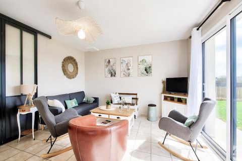 Imaginez-vous vous réveiller au doux clapotis des vagues, à seulement 500 mètres de votre porte. Cette maison moderne et accueillante à Plouguerneau est le refuge idéal pour les familles ou les groupes d'amis en quête d'une escapade relaxante au bord...