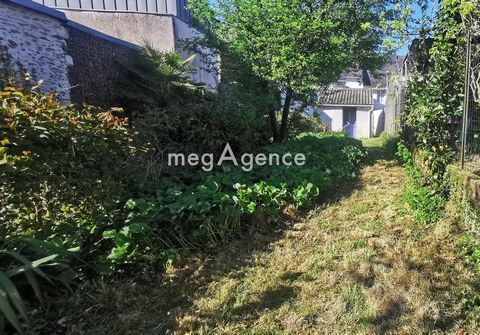 Retour à la vente. En plein centre de Carquefou, charmante maison de 49 m2 sur un terrain de 140 m2, mitoyenne édifiée sur 3 niveaux qui offre un cadre de vie paisible et agréable. Au Rdc : Une pièce à vivre avec une cuisine ouverte aménagée et toute...