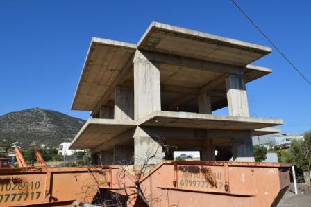 Agios Nikolaos-Krisa Constructie in beton in Agios Nikolaos op weg naar Kritsa. De woning is gelegen op een perceel van 650m2. De woning is verdeeld over 3 verdiepingen. Het heeft een kelder van 150m2, een begane grond van 90m2 en de bovenverdieping ...