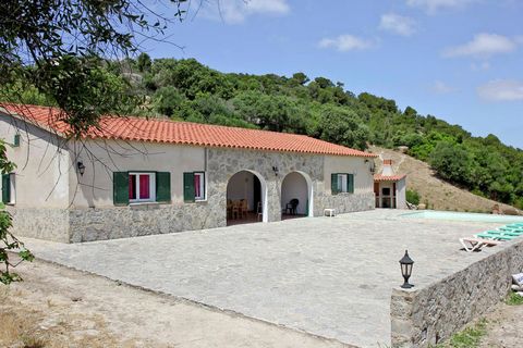 Maison de campagne dans la municipalité de Mercadal, Menorca, avec une belle vue sur la campagne et les montagnes, entièrement détachée d'une piscine privée. La maison de vacances est spacieuse, confortable et entièrement équipée. Le 200 m2 est distr...