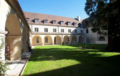 Die Residenz, ein ehemaliges Kloster, mit einem zeitlosen Charme, befindet sich im historischen Zentrum von Dijon, nur einen Steinwurf von den Geschäften entfernt. Free-TV (nationale und internationale Kanäle) und kostenloses WiFi im Apart'hotel Dies...