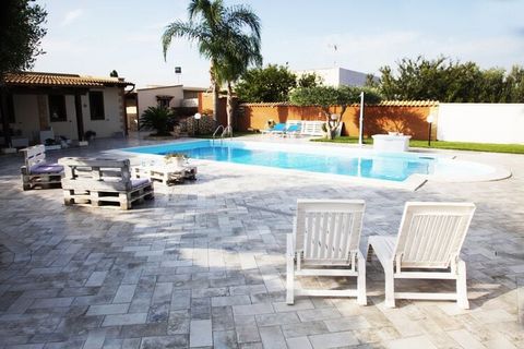 Questa casa vacanze dispone di diverse aree con la tipica vegetazione mediterranea, una splendida piscina circondata da una veranda coperta attrezzata, lavanderia, cucina all'aperto e una terrazza panoramica. Questo posto è l'ideale per un grande gru...