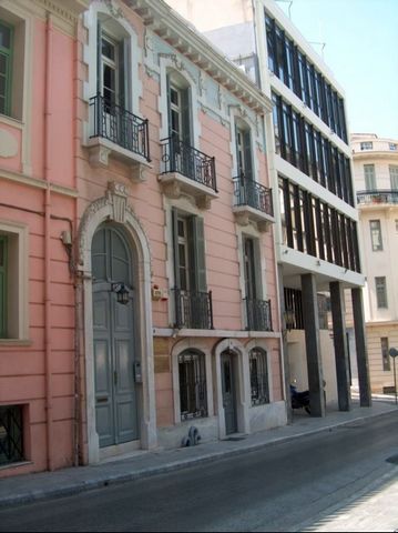 The historical center Plaka unique listed building of 1930 renovated in 2015 characterized by the ministry as a work of art. The building is located in the heart of the historic center. It is built on a 140sqm plot and is developed ground floor + 3 l...
