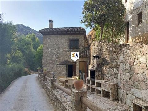 Gelegen nabij het mooie dorpje Algarinejo in de provincie Granada, Andalusië, Spanje en op slechts 2 uur rijden van de skigebieden van de Sierra Nevada ligt deze gerenoveerde vrijstaande Cortijo met 4 slaapkamers en 2 badkamers met een royaal perceel...
