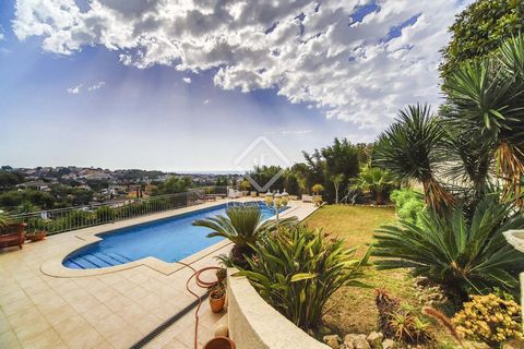 This house is located in the upper area of Segur de Calafell and offers unbeatable views of the sea. It is a semi-detached house that was renovated a few years ago, so it is in good condition. Built in 2002, it covers 230 m² distributed in comfortabl...