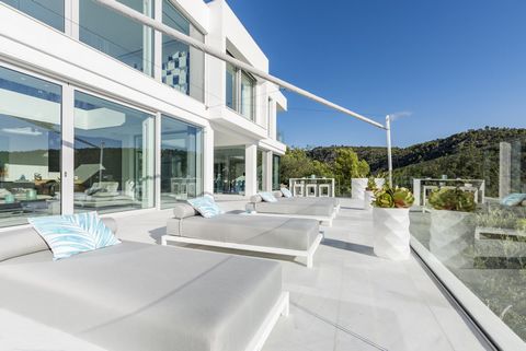 This fantastic villa, built in 2015, is located on a plot of 1.600 m2, at the top of Costa d'n Blanes. The view from all rooms of this dream property are impressive, from the intense green of the pine forest down to the sea with all its color variati...