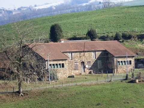 Very good potential for this old stone farmhouse, built on a plot of 2500 m2 piscinable, located in the countryside, with a breathtaking view of the Lot valley. The buildings have a total floor area of 300 m2. The roofs and frames have been redone. T...