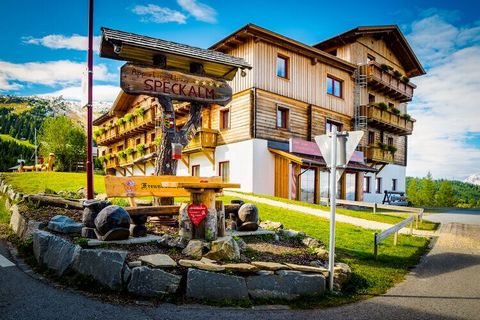 Dieses großzügige Apartment für maximal 6 Personen befindet sich in einem urigen Ferienhaus in Katschberg / Sankt Michael im Lungau im Salzburgerland, in Top-Lage direkt an der Piste. Es verfügt über ein großes Wohnzimmer mit Schlafsofa, drei Schlafz...