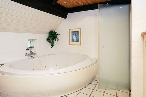 Esta casa de entramado de madera con techo de paja con bañera de hidromasaje y sauna se encuentra en el centro de la ciudad de Asaa con solo aprox. 500 metros hasta el puerto. La casa en sí es una casa de entramado de madera con comodidad y encanto. ...