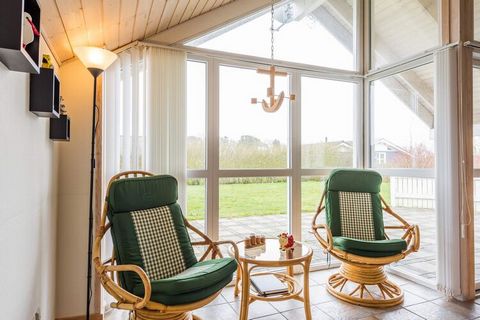 Wunderbares Steinhaus mit Carport, auf denem grossen Grundstück mit vielen Möglichkeiten. Um das Haus herum sind mehrere Terrassen mit Steinfliesen. Das Haus hat ein Wohnzimmer, dass mit der Küche in offener Verbindung liegt. Vom Wohnzimmer ist der A...