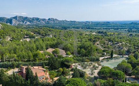 LES BAUX DE PROVENCE - EXCLUSIVE - EXCEPTIONAL LOCATION RHINOV video and 3D projection available + plans for renovation ideas available from the agency. In the heart of an exceptional site, with a view of the Château des Baux de Provence and the Mass...