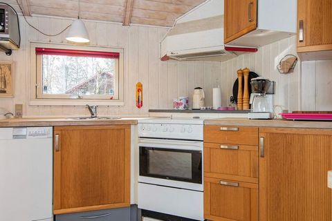 Well-appointed cottage located in the scenic area Hovborg, which is suitable for families with children, as there is almost no traffic. There is a nature playground approx. 2 minutes walk from the house. The cottage is a stone's throw from Holme Å, w...