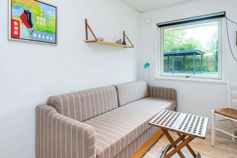 Ce cottage rénové est situé dans une nature magnifique à proximité d'Aarhus. La salle de bain a un grand espace de rangement, laveuse et sécheuse. Le salon est meublé avec i.a. canapé-lit moderne avec chaise longue, d'où l'on peut profiter de la vue ...