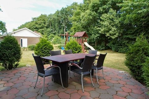 Cottage insolite à colombages sur un terrain clos avec une très bonne pelouse qui invite à un match de football sain, une partie de badminton ou peut-être une partie de croquet. Vous trouverez également deux terrasses très accueillantes et pour les p...