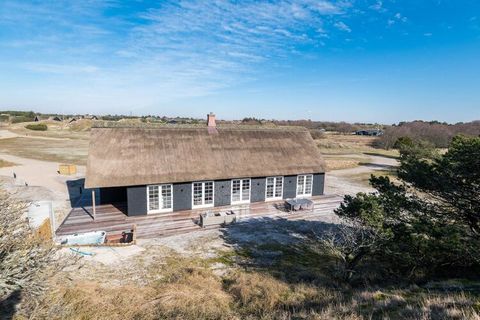 Wechseltag FREITAG - Fantastisches Ferienhaus auf Fanø bei Fanøbad. Liegt in der Nähe von Einkaufsmöglichkeiten, Restaurants, Golfplatz und Strand. Schöne große Küche mit allem Zubehör in offener Verbindung zum Wohnzimmer mit Holzofen. Schöner Lichte...