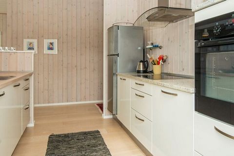 Auf der Nordseeinsel Fanø steht auf einem 2.300 m2 großen Naturgrundstück, das teils mit Heidekraut bewachsen ist, dieses geräumige Ferienhaus. Es liegt nur etwa 1 km von einem der schönen Strände auf Fanø entfernt, die sich durch gute Bademöglichkei...