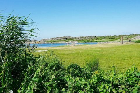 Welcome to the island of Öckerö in Gothenburgs northern archipelago. Here you'll have the ocean as your neighbor. The cozy house sits on the owners land. There is a nice terrace with a grill. washing machine in separate building. From here you have e...