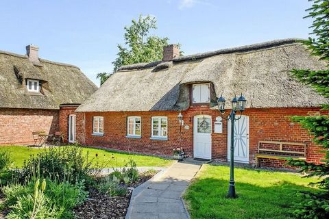 Frisian thatched house on the outskirts of Behrendorf. You live here in a quiet, rural area and you can relax while seeing the vast Frisian nature. Your favorite spot will undoubtedly be the large sun terrace with its beautiful view, because here you...